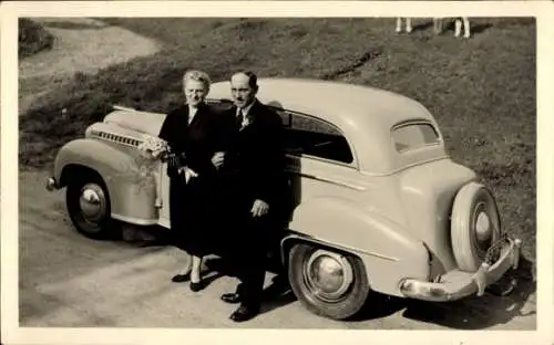 Foto Ak Hochzeitspaar am Auto posierend