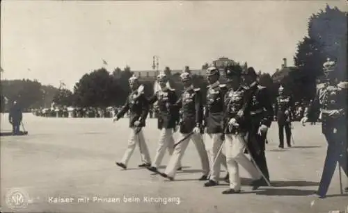 Ak Kaiser mit Prinzen beim Kirchgang