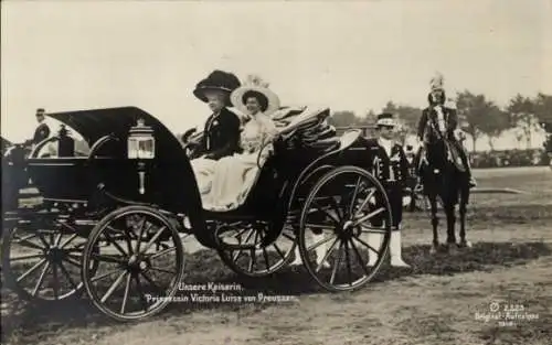 Ak Kaiserin Prinzessin Victoria Luise von Preussen in der Kutsche