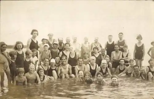 Foto Ak Männer, Frauen und Kinder in Badekleidung, Gruppenfoto