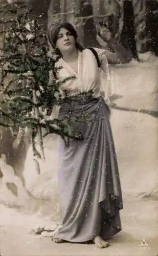 Ak Frohe Weihnachten, junge Frau mit Tannenbaum