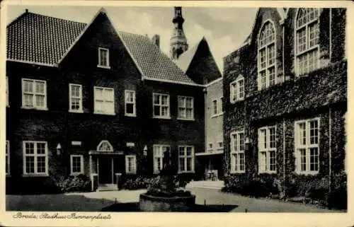 Ak Breda Nordbrabant Niederlande, Innenhof des Rathauses mit Brunnen und zwei Gebäuden