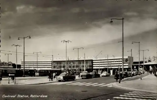 Ak Rotterdam Südholland Niederlande, Centraal Station,  Verkehr, Autos, Menschen