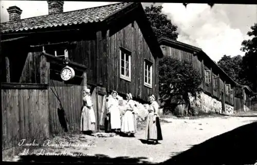 Foto Turku Åbo Finnland, Frauen in Tracht, Dorfidyll