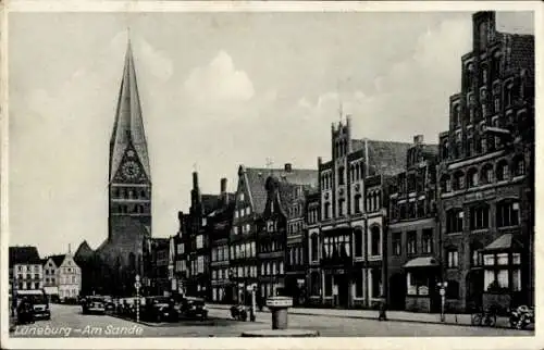 Ak Lüneburg in Niedersachsen, Stadtansicht, Kirche, historische Gebäude, Straßenansicht