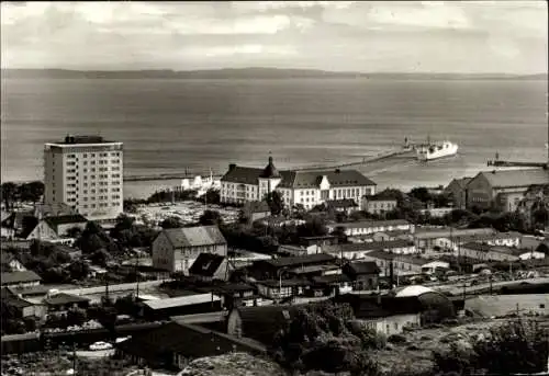Ak Sassnitz auf Rügen, Schiff im Hafen, historische Gebäude, Strandpromenade, Stadtansicht