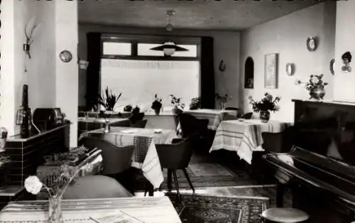 Ak Katwijk aan Zee Südholland Niederlande, Innenansicht eines Cafés mit Tischen und Pflanzen, ...