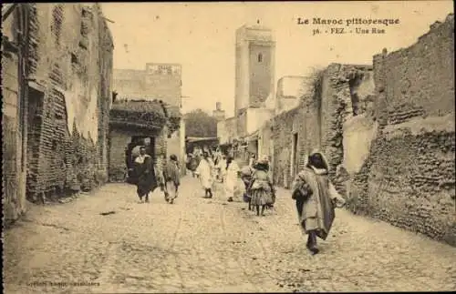 Ak Fes el Bali Fez Marokko, Marokkanische Straße, historische Architektur, Menschen auf der St...