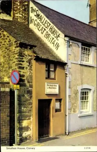 Ak Conway Conwy Wales, Das kleinste Haus in Großbritannien, Frontansicht des Hauses