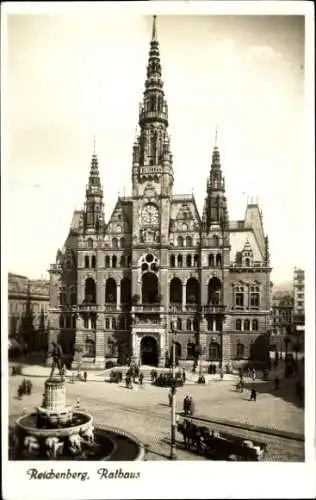 Ak Reichenberg, Blick auf das Rathaus mit Platz,Brunnen
