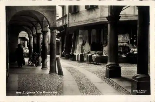 Ak Lugano Kanton Tessin Schweiz, Blick auf Via Pessina, Säulen, Geschäfte, Fahrrad, historisch...
