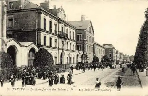 Ak Nantes Loire Atlantique, Tobacco-Manufactory, historische Architektur, Menschen auf der Straße