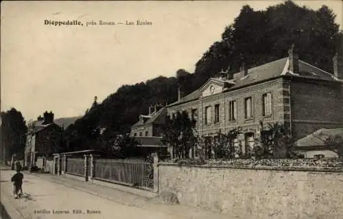 Ak Rouen Seine Maritime, Häuserreihe, Straße, Bäume, historische Architektur, Landschaft