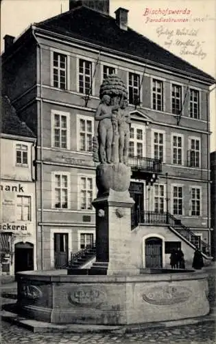 Ak Bischofswerda in Sachsen, Paradiesbrunnen, Gebäude im Hintergrund, Stadtansicht