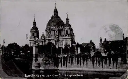 Ak Berlin, Dom von der Spree gesehen mit Brücke