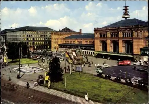 Ak Hannover in Niedersachsen, Hauptbahnhof Gebäude, Platz mit Wiese, Straßenbahn, Autos, Flaggen