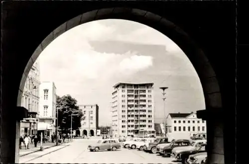 Ak Hansestadt Rostock, Hochhaus am Ernst-Thälmann-Platz, Bäume, Parkplätze, Autos, Wolken