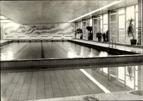 Ak Waren an der Müritz, Schwimmhalle, Klink (Kr. Waren/Müritz), große Fenster, Pflanzen, Halle...