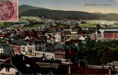 Ak Neustadt an der Haardt Neustadt an der Weinstraße , Vogelperspektive auf Neustadt, Berge im...