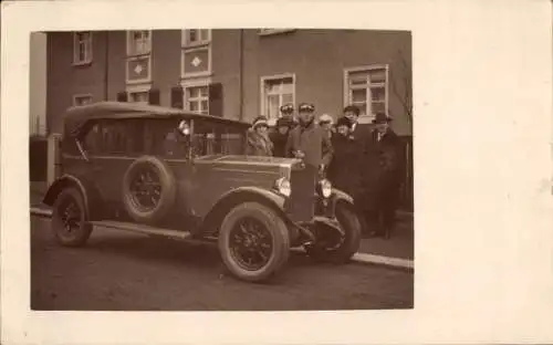 Foto Ak Automobil, Passanten