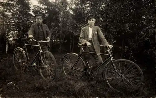 Foto Ak Portrait zweier Männer mit ihren Fahrrädern