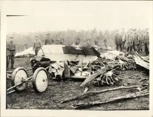 Foto Ak abgeschossener Französischer Flieger, im Felde, 1. WK