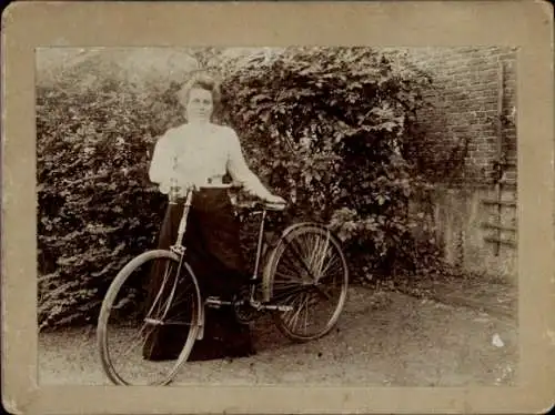 Foto Frau mit Fahrrad
