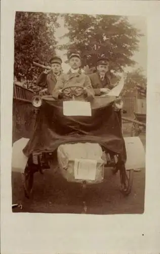 Foto Ak 3 Männer im Auto