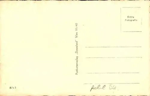 Ak Kaiser Franz Joseph I., Portrait am Schreibtisch, Urkunde unterschreibend