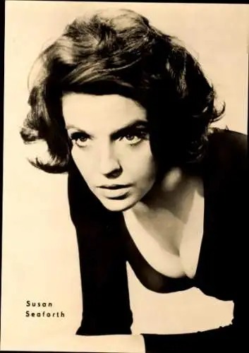Ak Schauspielerin Susan Seaforth, Aber das Blut ist immer rot, Portrait, Dekolleté