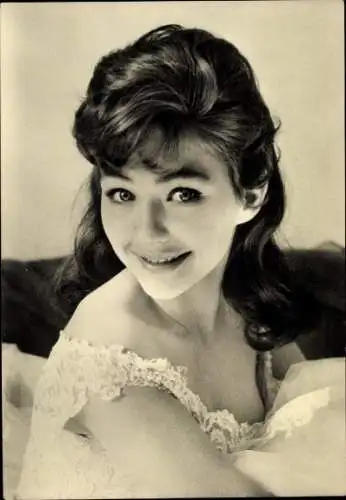 Ak Schauspielerin Christine Kaufmann, im Kleid, lacht