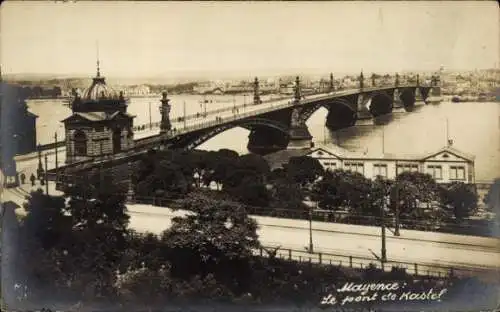 Foto Ak Mainz, Blick zur Straßenbrücke, Straßenbahn