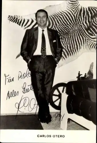 Ak Sänger Carlos Otero, Portrait, Zebrafell, Spinnrad, Autogramm