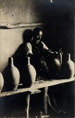 Foto Ak Töpfer bei der Arbeit