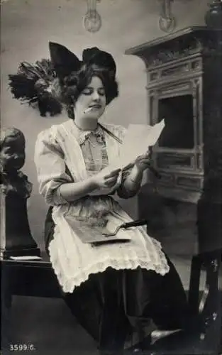 Ak Dienstmagd liest rauchend Briefe der Hausdame