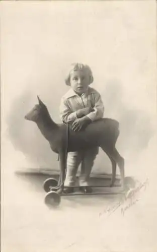 Foto Ak Kleines Mädchen mit Reh