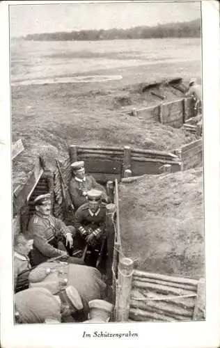 Ak deutsche Soldaten im Schützengraben sitzend