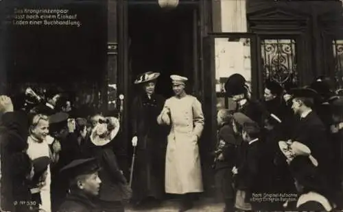 Foto Ak Das Kronprinzenpaar verlässt nach einem Einkauf den Laden einer Buchhandlung