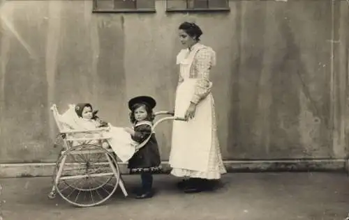 Foto Ak Mutter mit Kindern, Baby im Puppenwagen