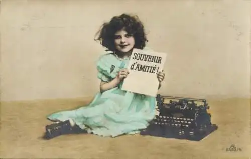 Ak Junges Mädchen an einer Schreibmaschine, Souvenir d'Amitié