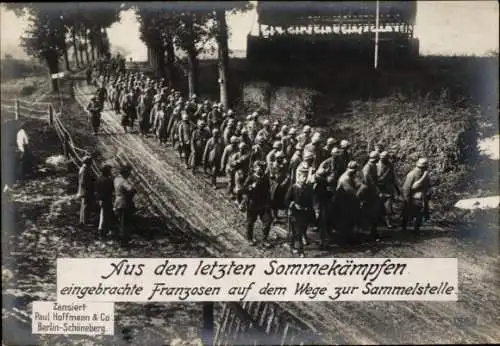 Ak Aus den letzten Sommekämpfen, französische Kriegsgefangene auf dem Weg zur Sammelstelle, 1. WK