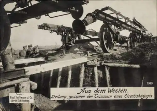 Riesen Ak Westlicher Kriegsschauplatz, Stellung zwischen Trümmern eines Eisenbahnzuges, I WK