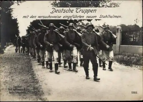 Ak Deutsche Truppen mit neu eingeführten Stahlhelmen, I WK
