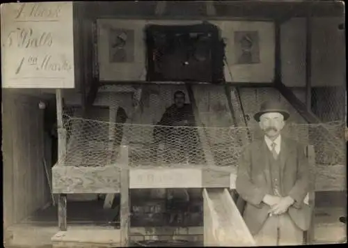 Foto Auf dem Jahrmarkt, Wurfbude, 5 Bälle 1 Mark