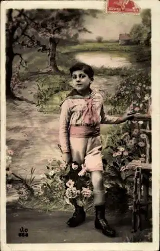 Ak Junge mit Blumenstrauß, Porträt