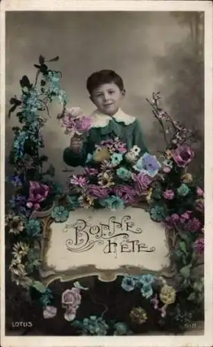 Ak Knabe mit Blumen, Portrait
