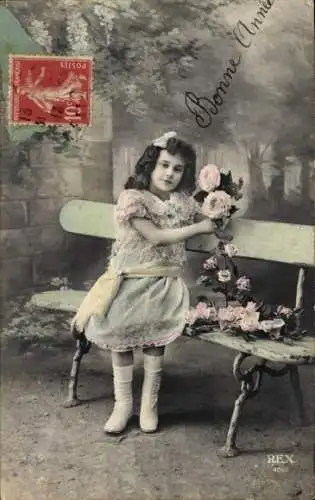 Ak Glückwunsch Neujahr, Mädchen mit Rosen