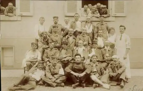 Foto Ak Verwundete französische Soldaten, I WK, Gruppenbild