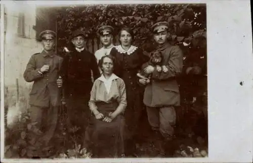 Foto Ak Deutsche Soldaten in Uniform mit Familie, Portrait