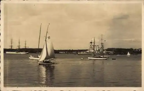 Foto Ak Segelboot, Segelschiff, Kriegsschiff im Hintergrund, Clarita